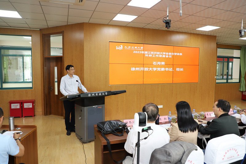 我校黨委書記、校長石月榮致辭