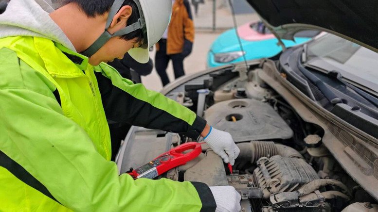 汽車工程學(xué)院團(tuán)支部學(xué)生為教職工車輛做安全檢測