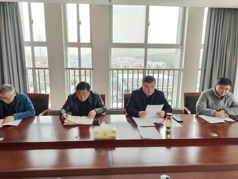 汽車工程學(xué)院黨支部書(shū)記閆軍同志主持會(huì)議