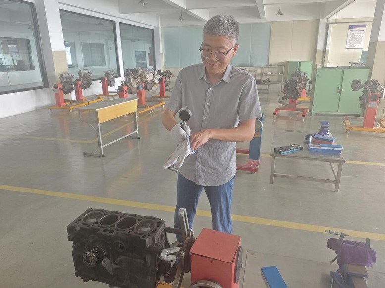 汽車工程學(xué)院開展“勞動(dòng)育人，黨員示范”活動(dòng)
